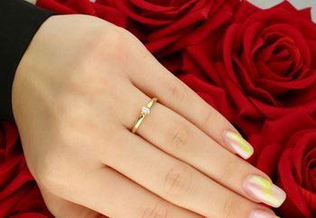 Złoty pierścionek zaręczynowy z diamentem Dotyk Blasku 585  0,07 ct  Rozmiar 11 Au.jpg